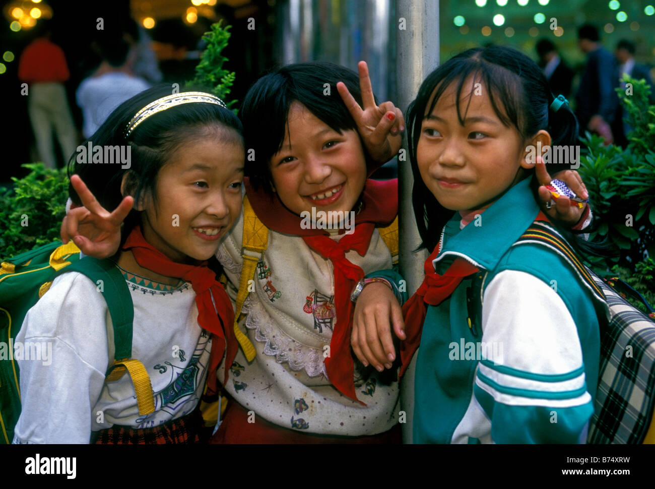 3, tre ragazze cinesi ragazze giovani, amici, studenti e studentesse, scolari, ritratto, Kunming, nella provincia dello Yunnan in Cina e Asia Foto Stock