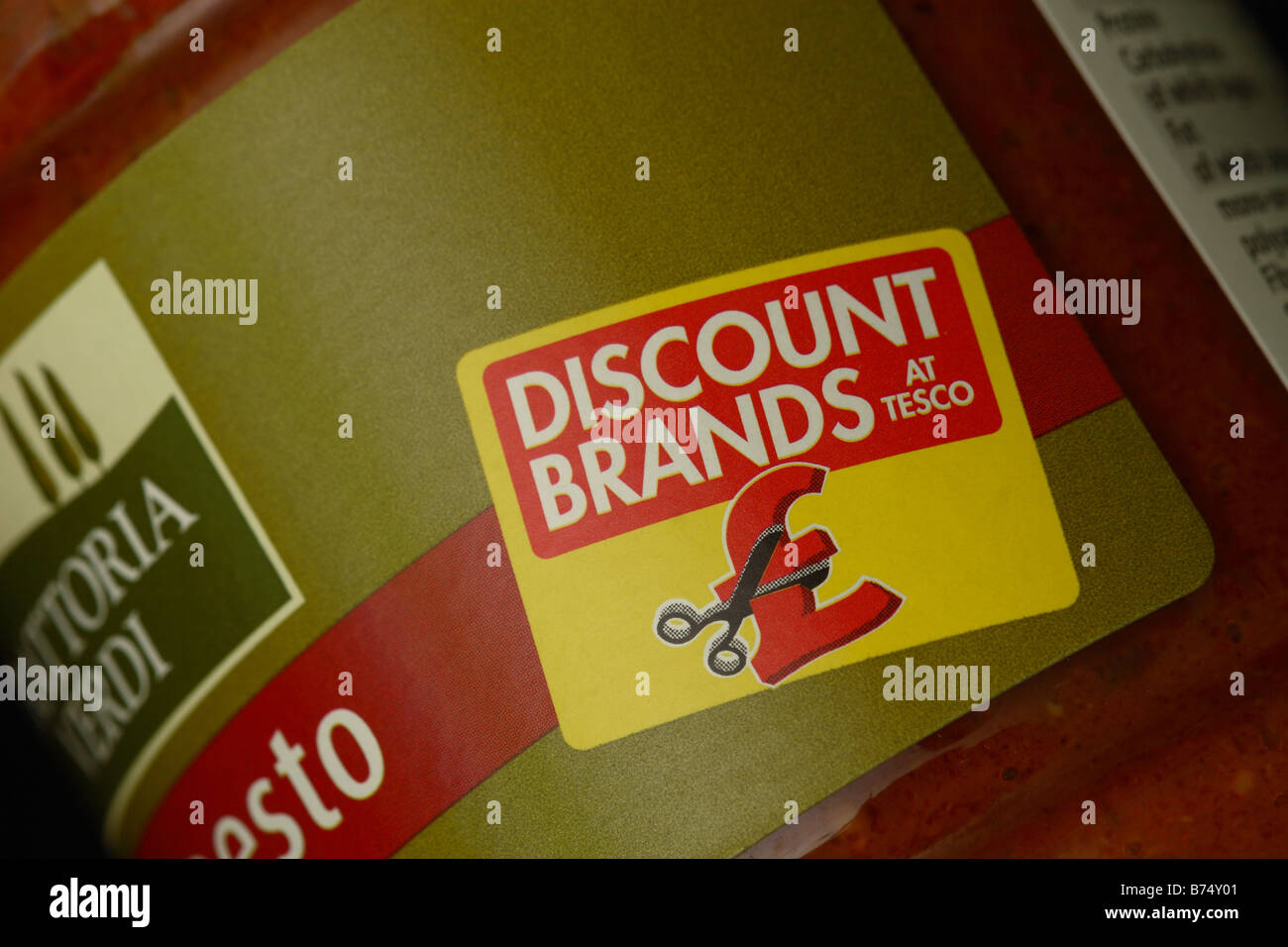 Supermercato Tesco sconto prezzo etichetta del marchio su un vasetto di pesto rosso Foto Stock