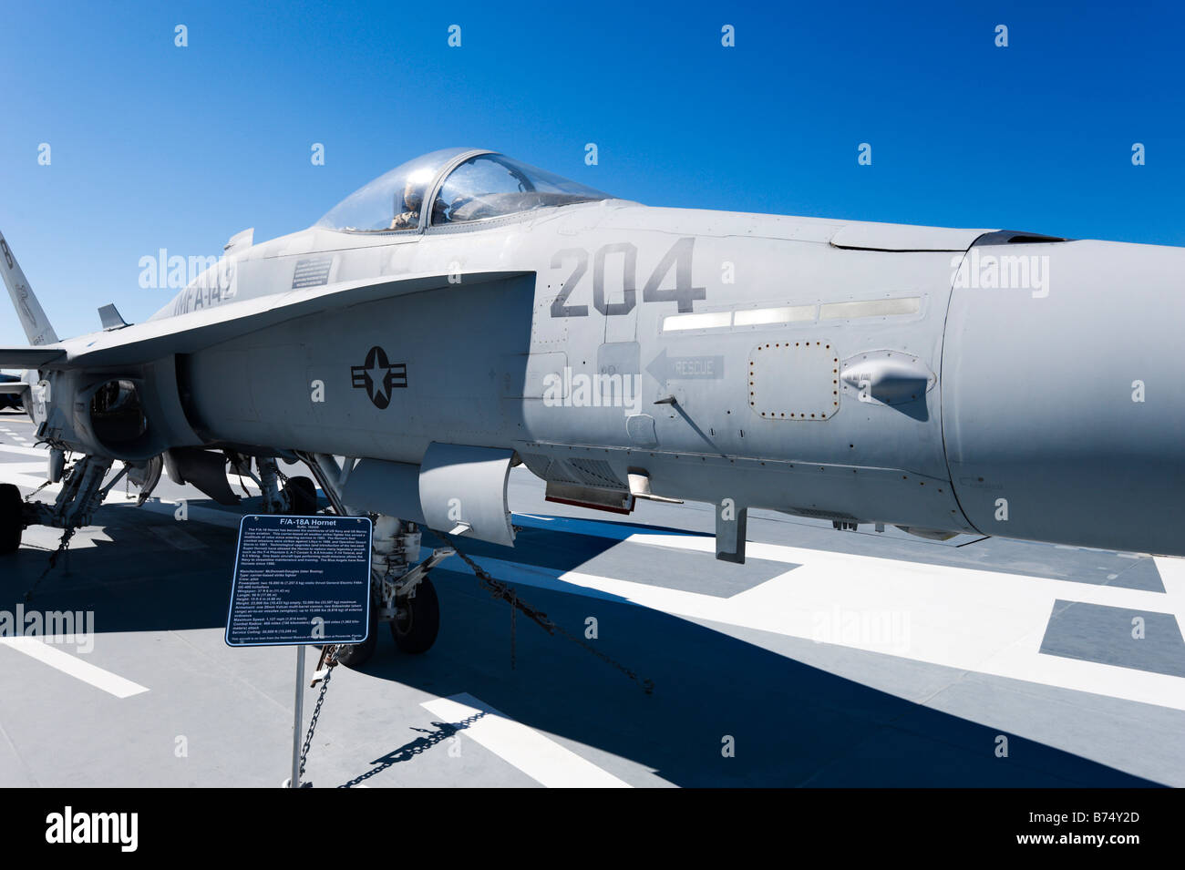 F/A-18 Hornet jet da combattimento sul ponte della USS Yorktown portaerei, Patriots Point Museo Navale di Charleston, Carolina del Sud Foto Stock