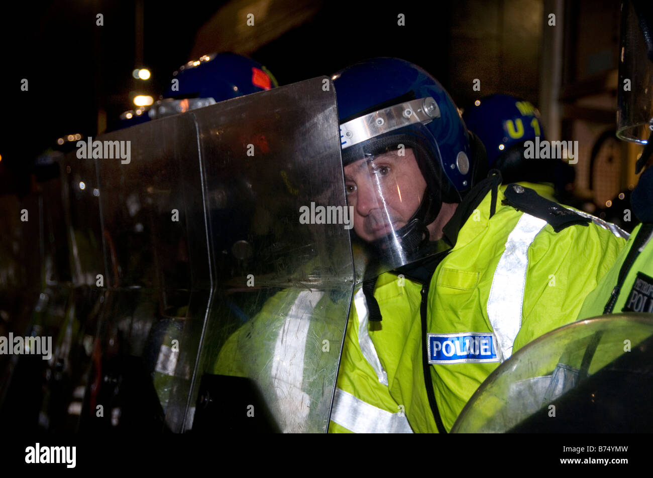 Gennaio 2009 Manifestazione contro il bombardamento di Gaza di polizia con scudi antisommossa al di fuori dell'ambasciata Israeliana Foto Stock