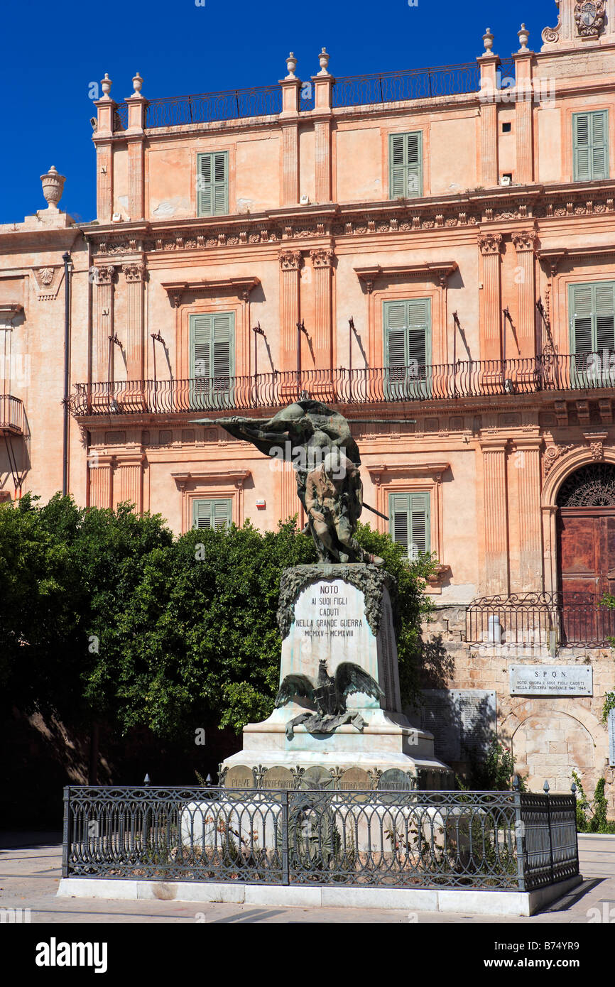Palazzo Landolina e la guerra mondiale I e II Guerra Mondiale memoriali, Noto, Sicilia Foto Stock