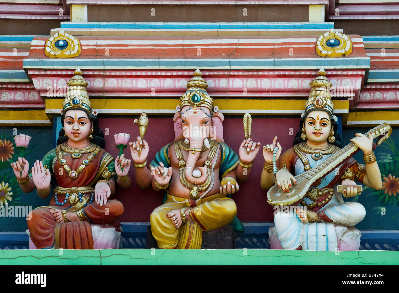 Ganesha, Saraswathi e Lakshmi statue in un tempio indù gopuram . India del sud Foto Stock