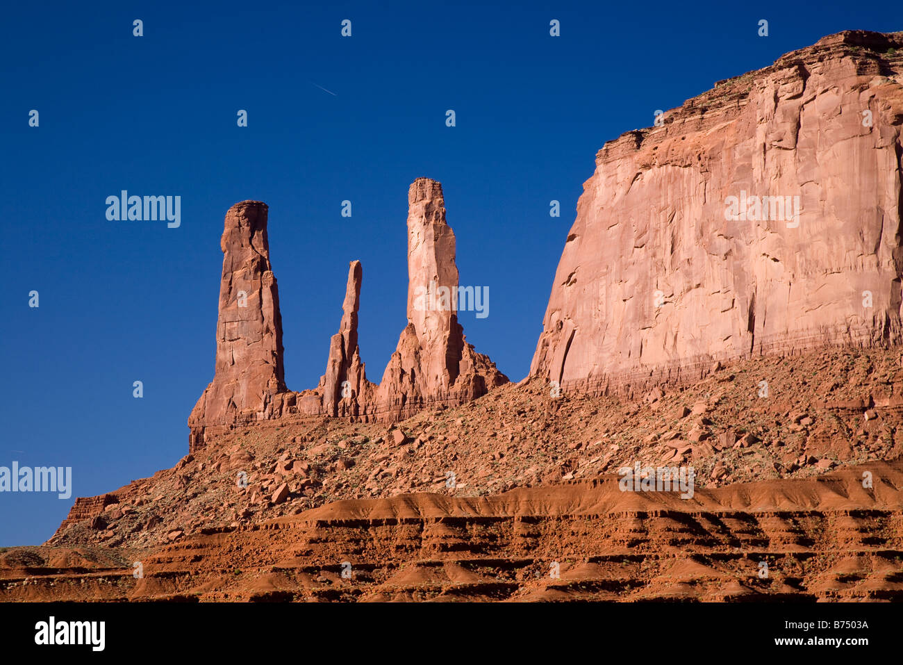 Formazione rocciosa Tre Sorelle il parco tribale Navajo Monument Valley, Arizona, Stati Uniti d'America Foto Stock