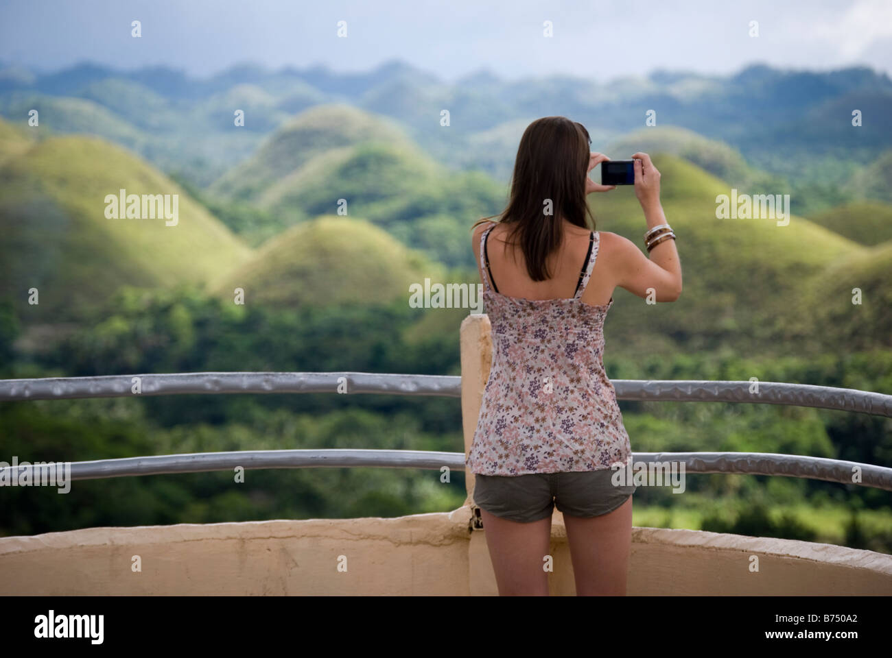 Giovane donna a Lookout, il Chocolate Hills geologico nazionale monumento, Carmen, Bohol, Visayas, Filippine Foto Stock