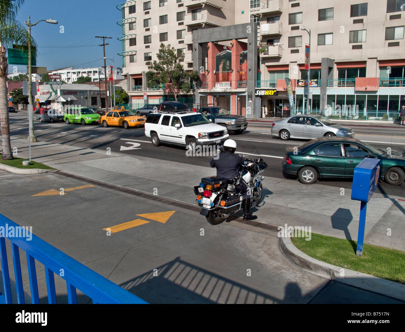 A Los Angeles motocicletta poliziotto scansioni di traffico che sopraggiungono mentre si utilizza una pistola radar per la cattura di velocizzare gli automobilisti Foto Stock