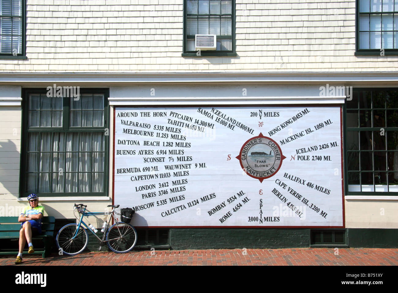Ciclista in Nantucket da firmare con città del mondo e le distanze a Cape Cod STATI UNITI D'AMERICA Foto Stock