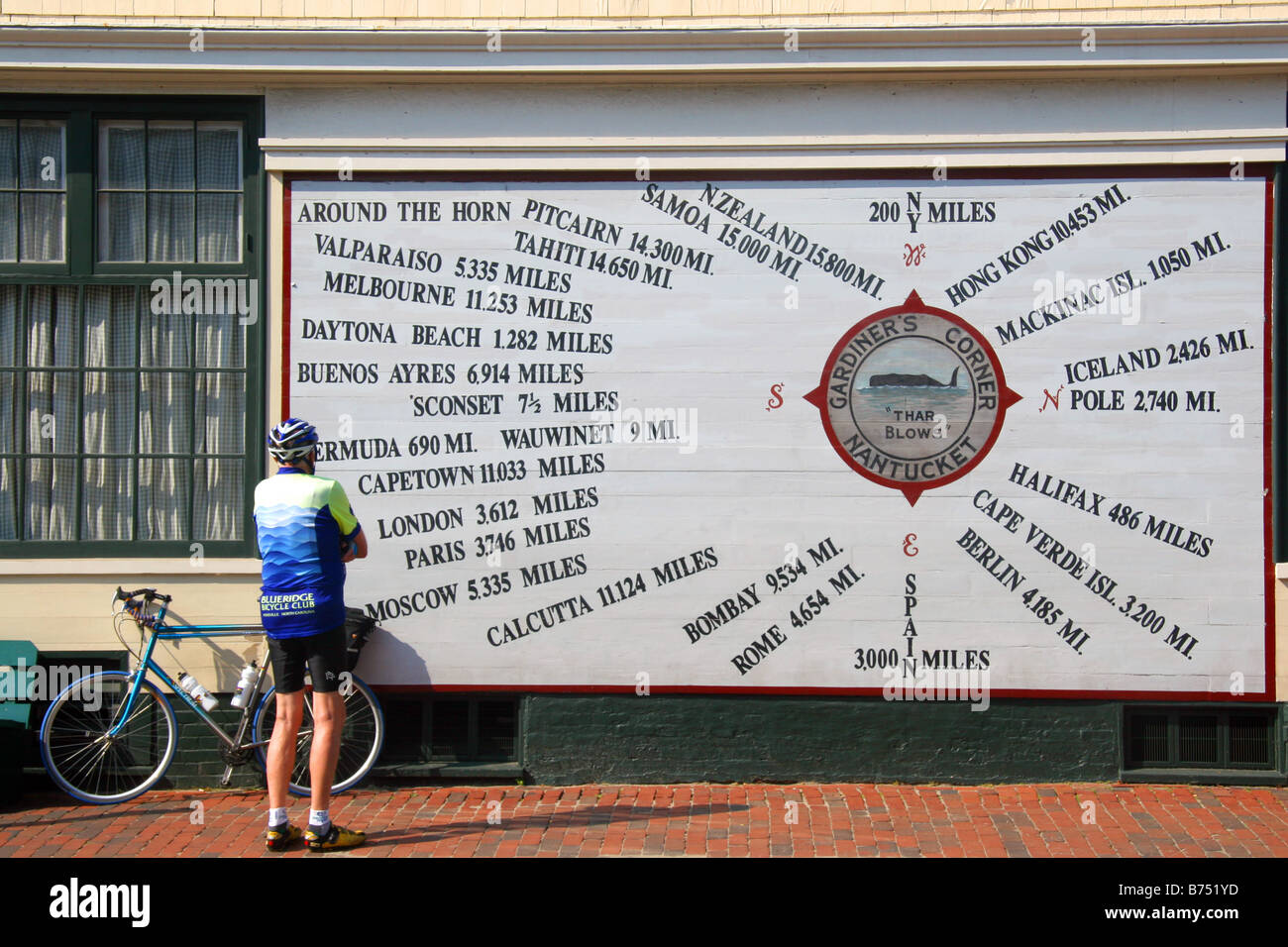 Ciclista guardando a città del mondo le distanze in Nantucket Cape Cod New England USA Foto Stock