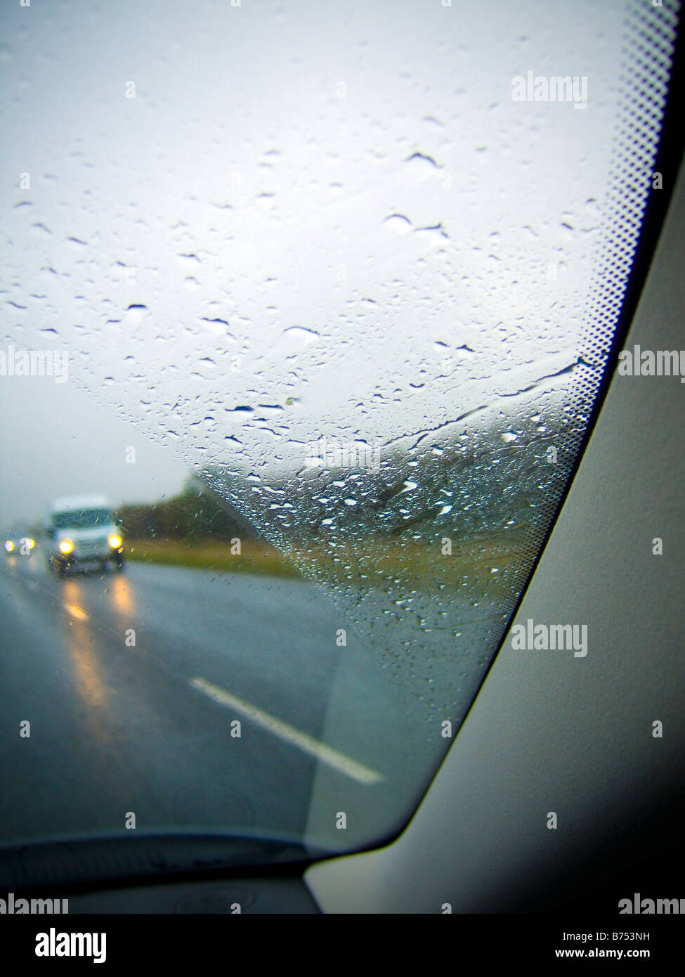 La guida su autostrada, durante tempo piovoso, oncomming veicoli Foto Stock