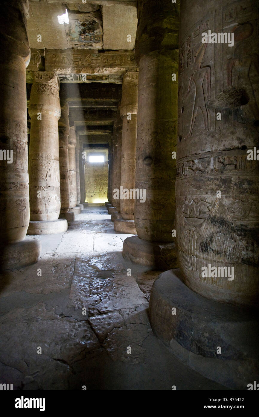 Le colonne in Hypostyle Hall presso il tempio di Seti I a Abydos, Valle del Nilo in Egitto Foto Stock