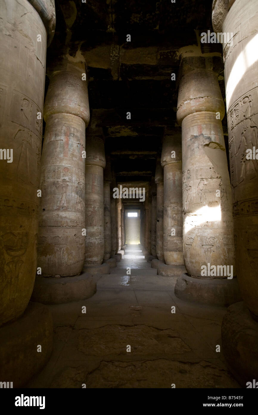 Le colonne in Hypostyle Hall presso il tempio di Seti I a Abydos, Valle del Nilo in Egitto Foto Stock