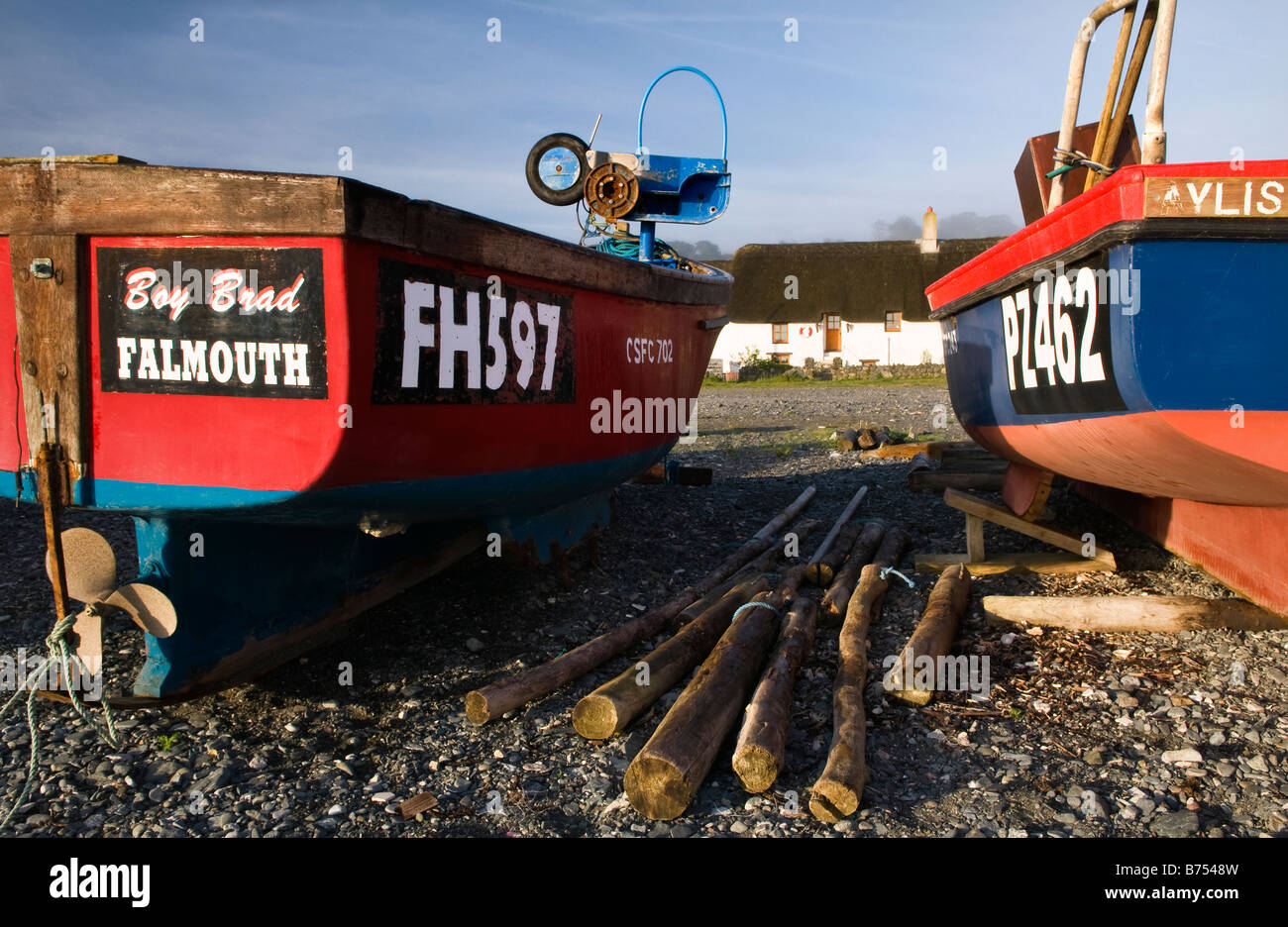 Barche di pescatori sulla spiaggia Porthallow, Cornwall, Regno Unito Foto Stock