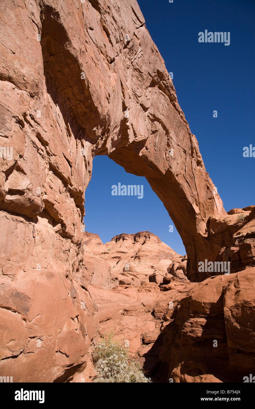 La formazione di arco nel parco tribale Navajo Monument Valley, Arizona, Stati Uniti d'America Foto Stock