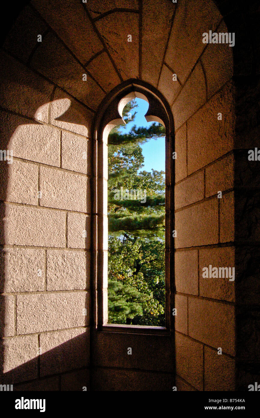 Stretta finestra medievale presso il chiostro e il Museo della Città di NY Foto Stock