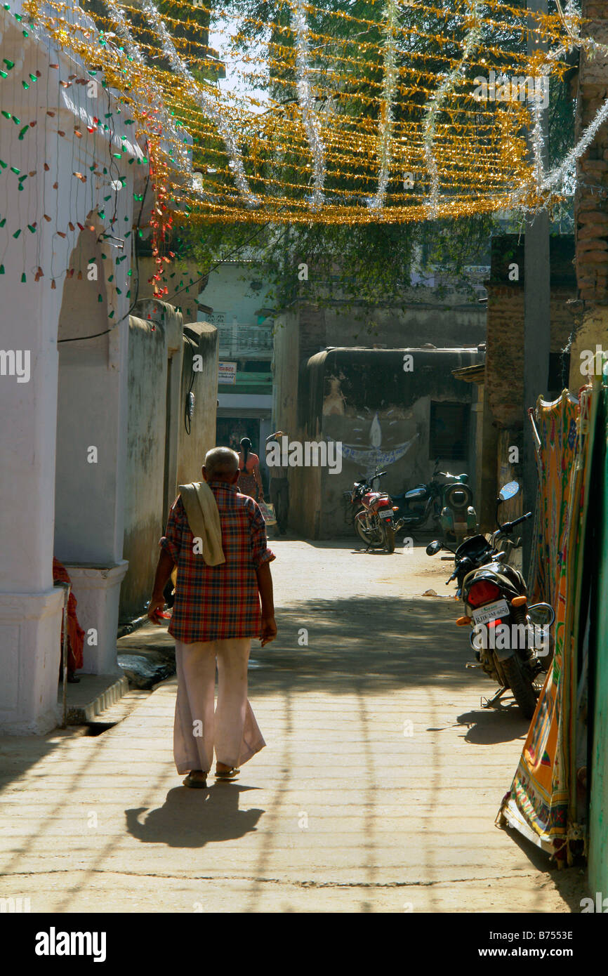 Vista della strada nawalgarh con locale uomo in abito tradizionale e overhead decorazioni per matrimoni Foto Stock