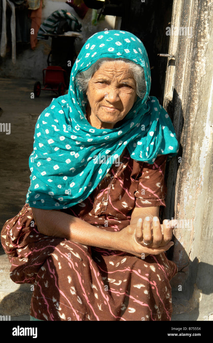 Il vecchio donna indiana in abito tradizionale in Bikaner old town Foto Stock