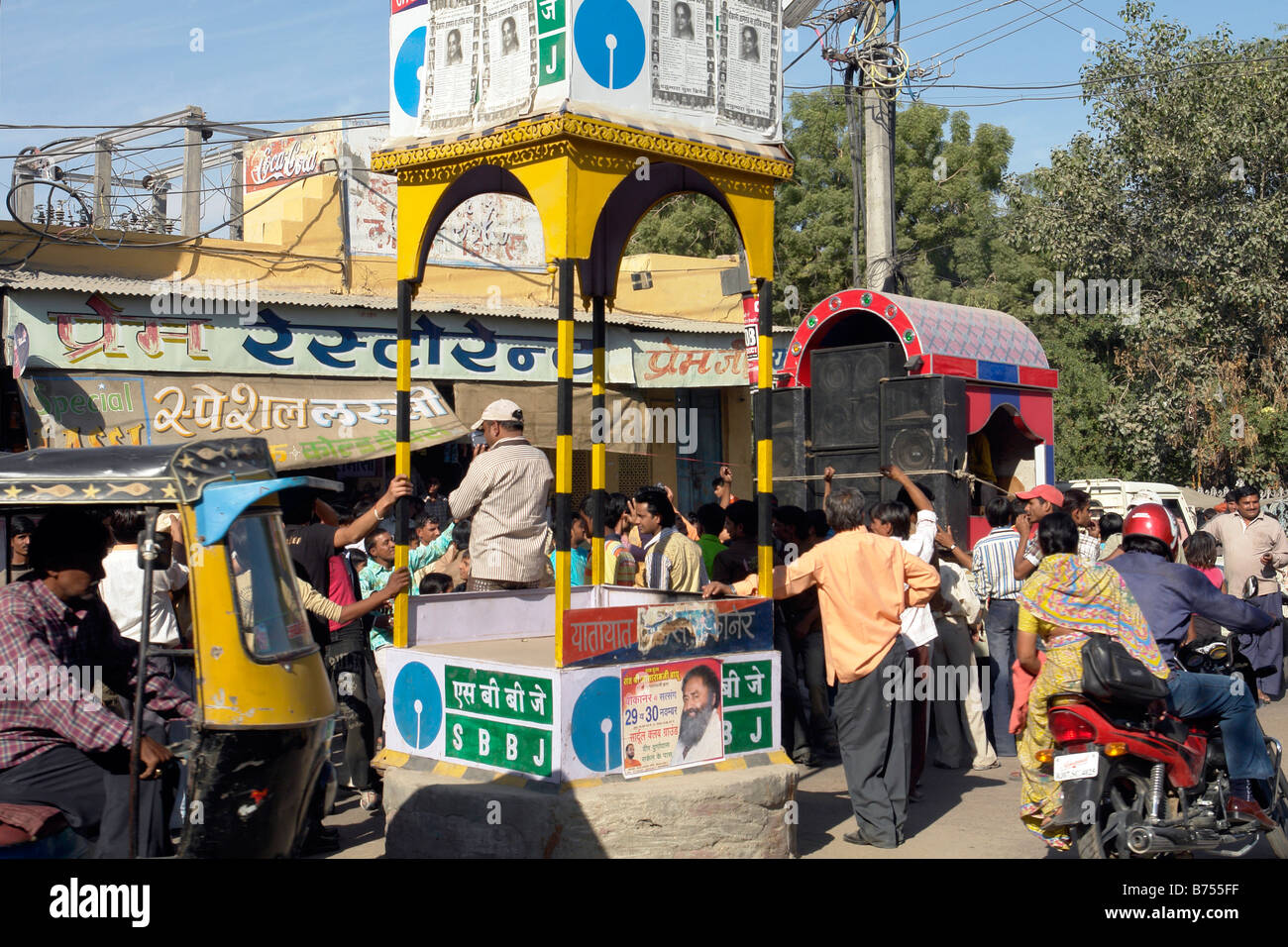 Occupato strada indiano di scena a un bivio in Bikaner old town Foto Stock