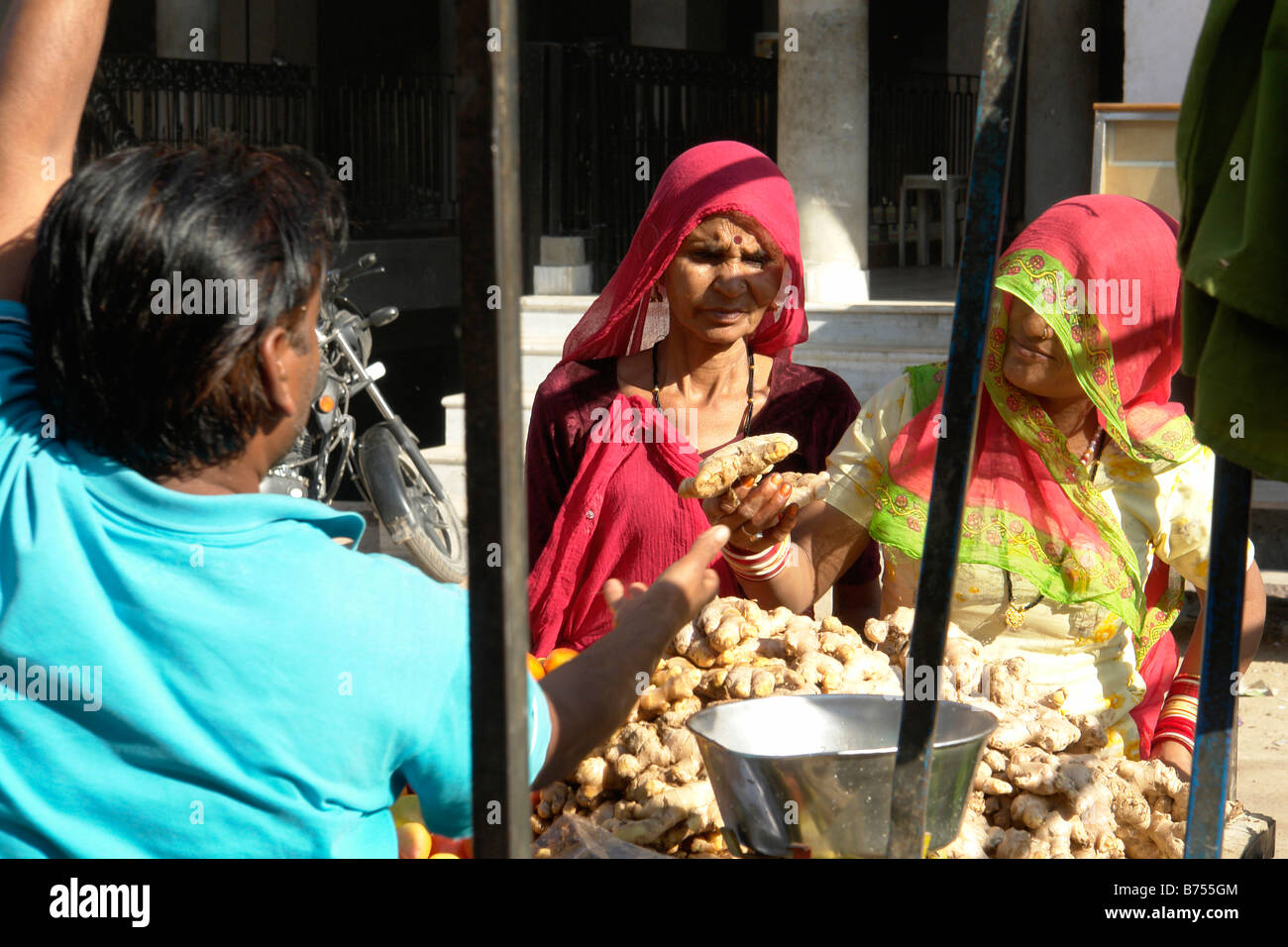 Le donne indiane in abito tradizionale shopping a bikaner mercato ortofrutticolo in stallo Foto Stock