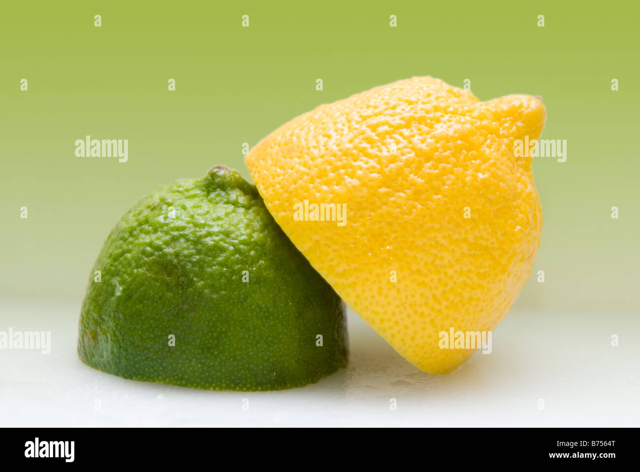 1/2 limone organico e 1/2 lime Foto Stock