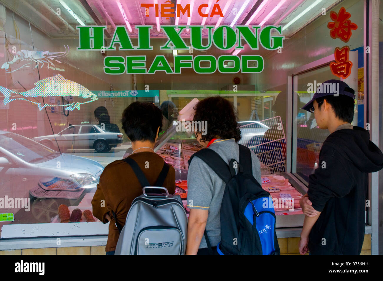 I clienti che cercano nella finestra di un etnia vietnamita pescheria in Richmond Melbourne Victoria Foto Stock