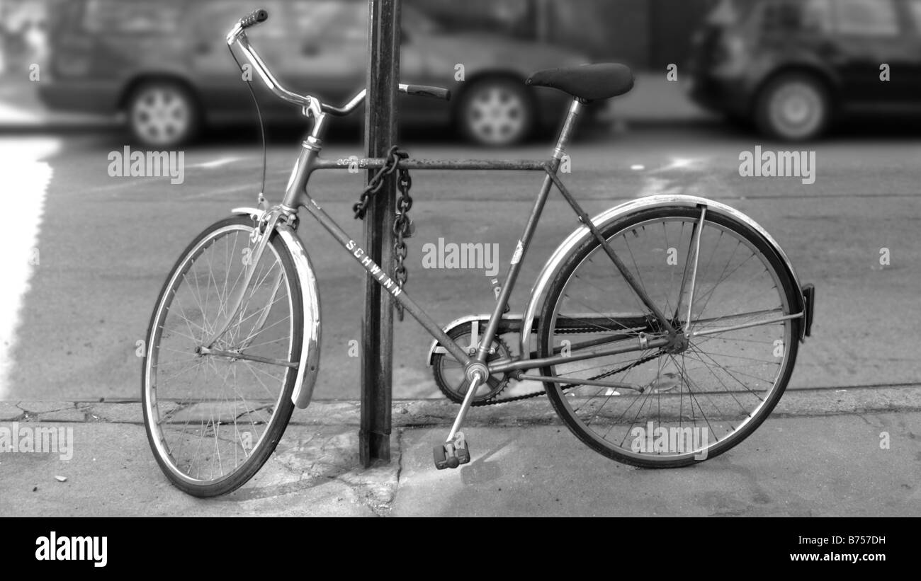 Bike concatenati a un post in New York City Foto Stock