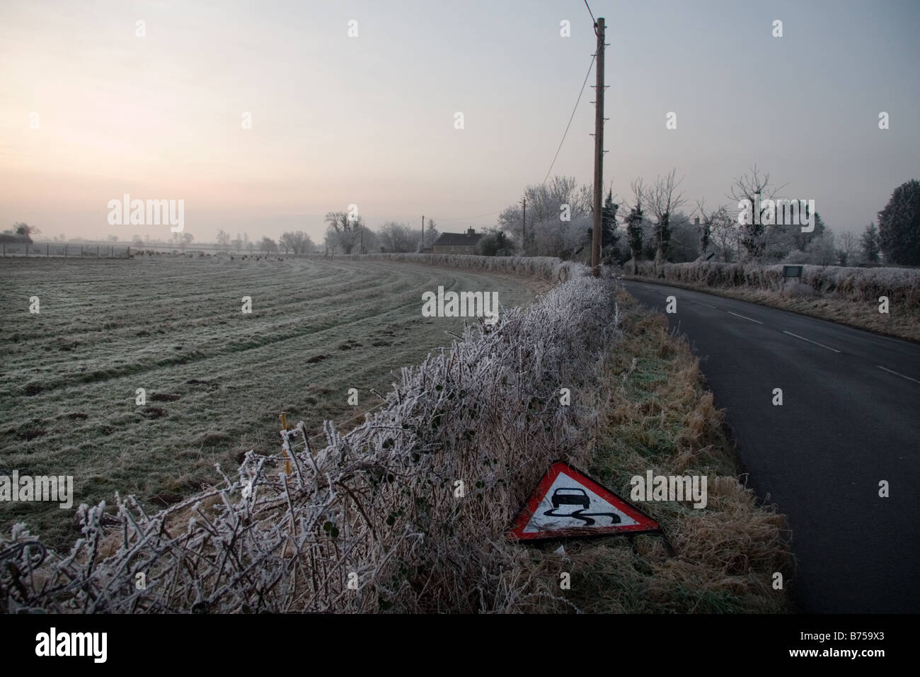 Un inverni mattina paesaggio con caduta di una superficie sdrucciolevole cartello stradale: Somerset, Regno Unito Foto Stock