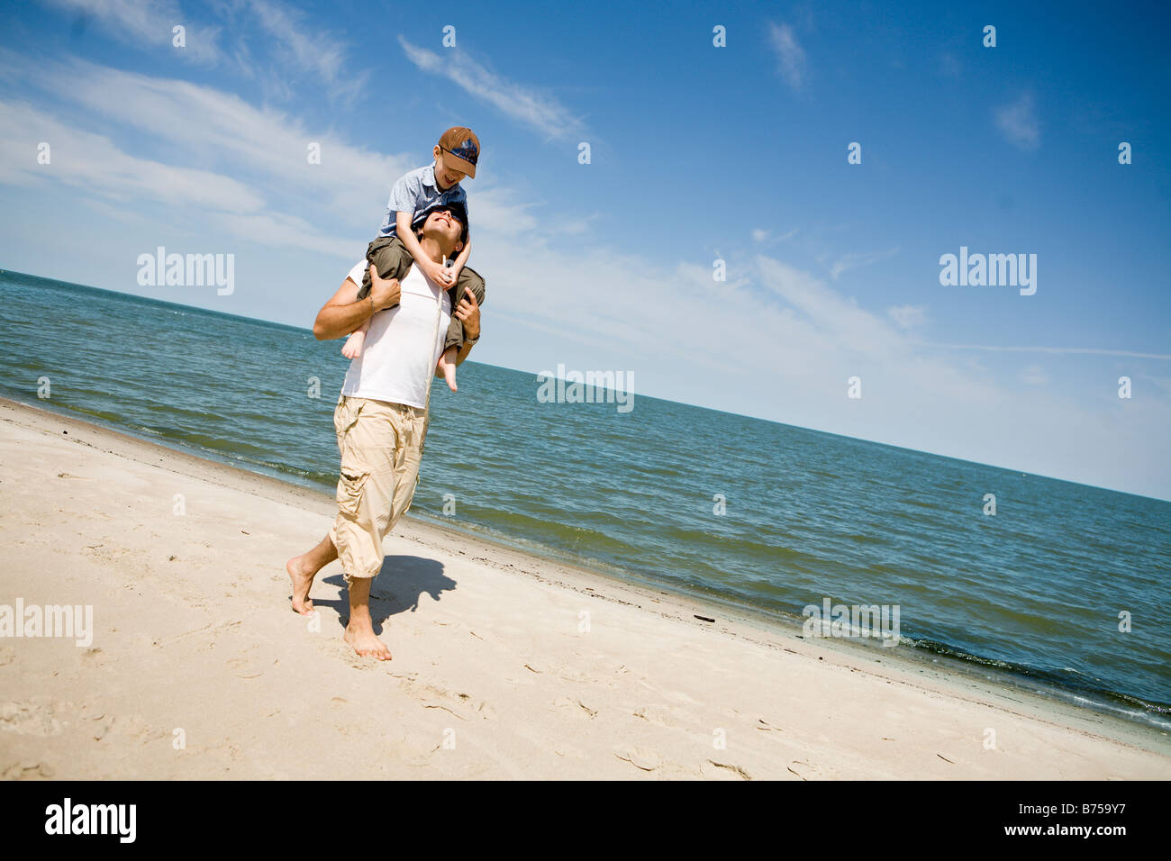 L'uomo porta ragazzo (7) sulle sue spalle, Grand Beach Parco Provinciale, Manitoba, Canada Foto Stock