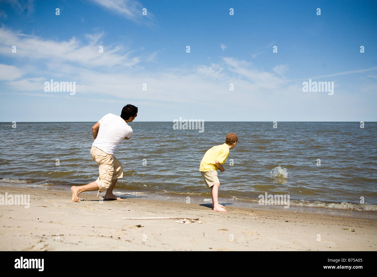 Uomo e ragazzo (7) pietre di salto, Grand Beach Parco Provinciale, Manitoba, Canada Foto Stock