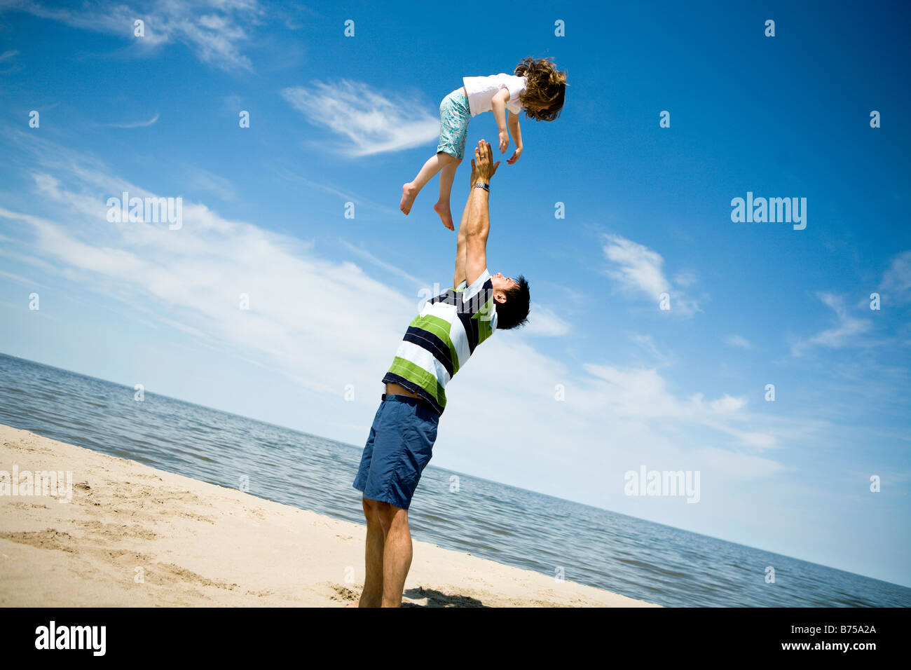 L'uomo getta la ragazza (4) in aria, Grand Beach Parco Provinciale, Manitoba, Canada Foto Stock