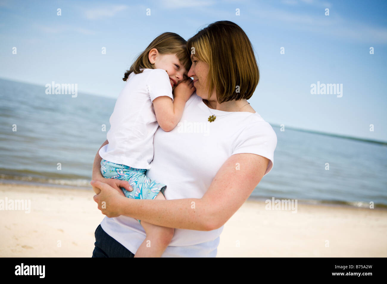 Donna e bambina (4), coccola, Grand Beach Parco Provinciale, Manitoba, Canada Foto Stock