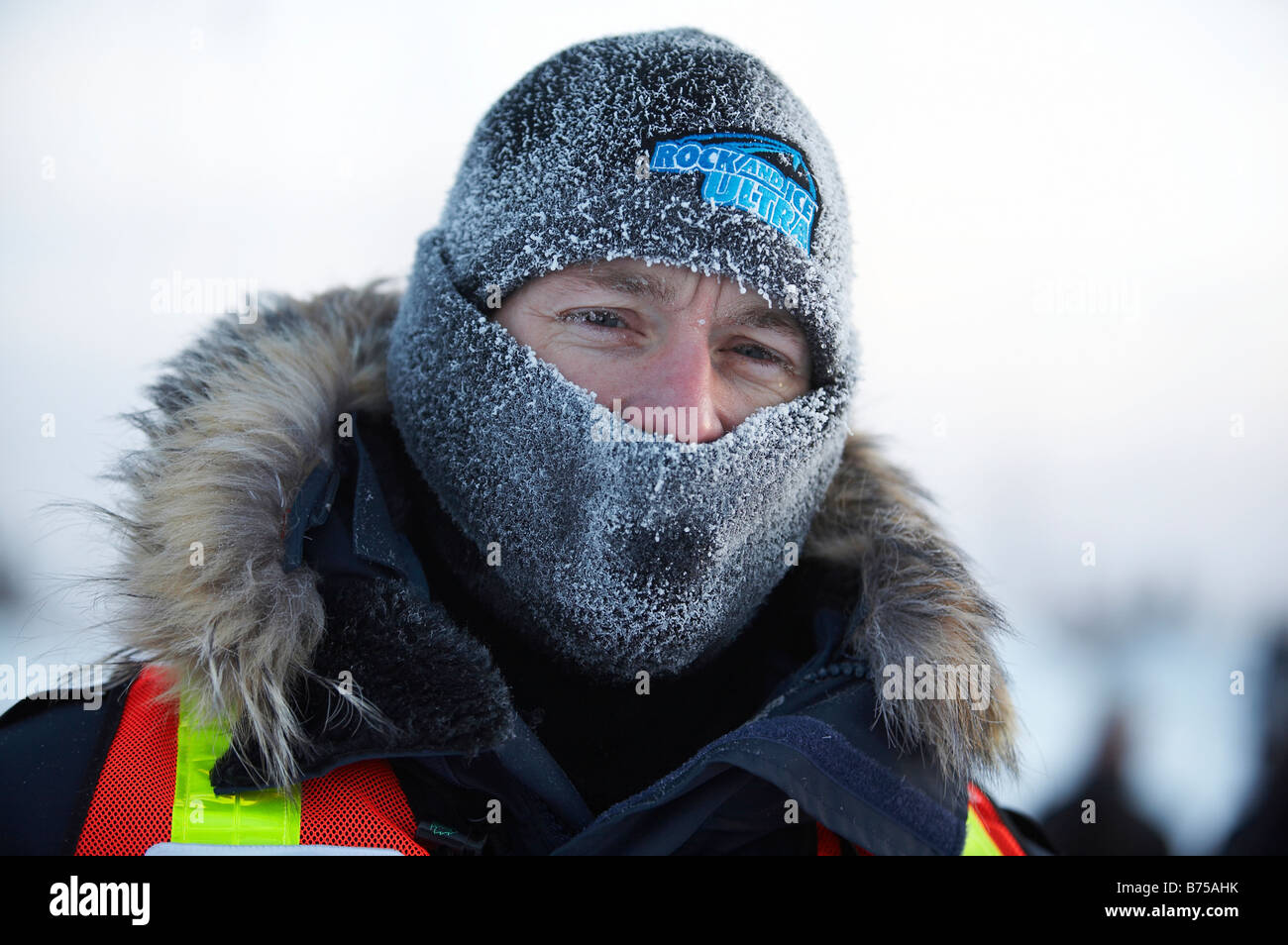 Un caloroso vestito osservatore della prima relazione annuale di roccia e ghiaccio Ultra maratona, Yellowknife, Northwest Territories, Canada Foto Stock