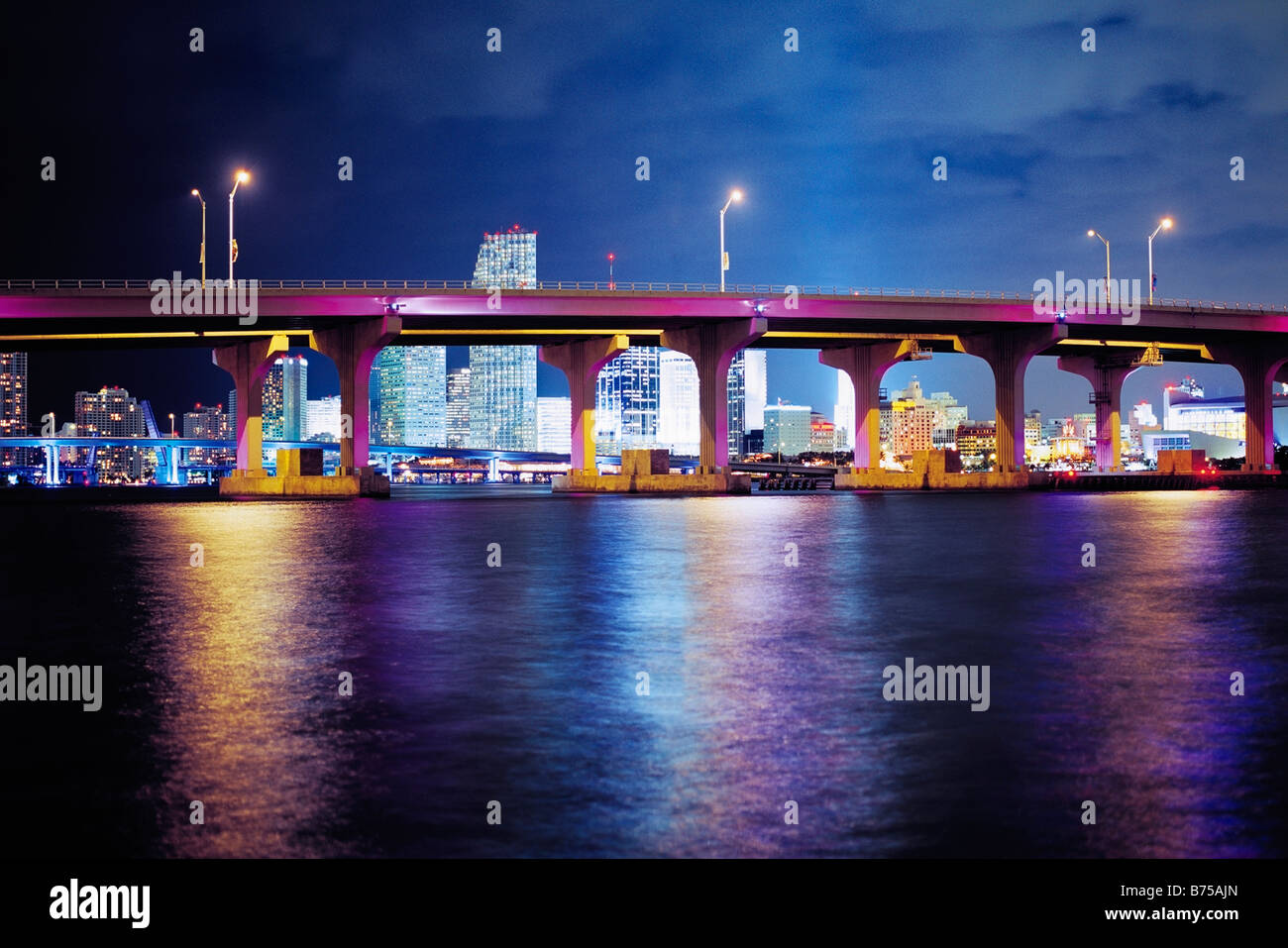 Ponte attraverso una Baia Causeway Veneziano, La Baia di Biscayne, Miami, Florida, Stati Uniti d'America Foto Stock