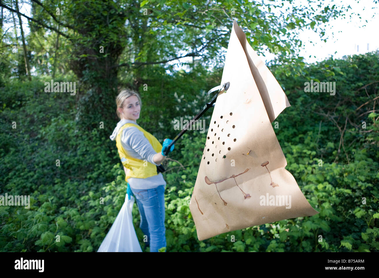 Donna che mantiene l'immondizia, pulizia della comunità, Vancouver, Canada Foto Stock