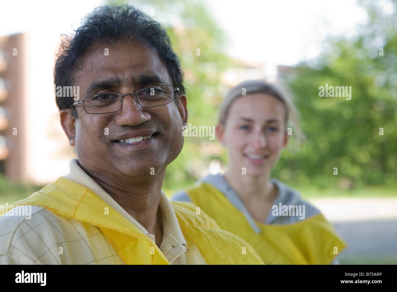 Maschio e femmina ritratto dopo la pulizia sotto il ponte Burrard, Vancouver, Canada Foto Stock