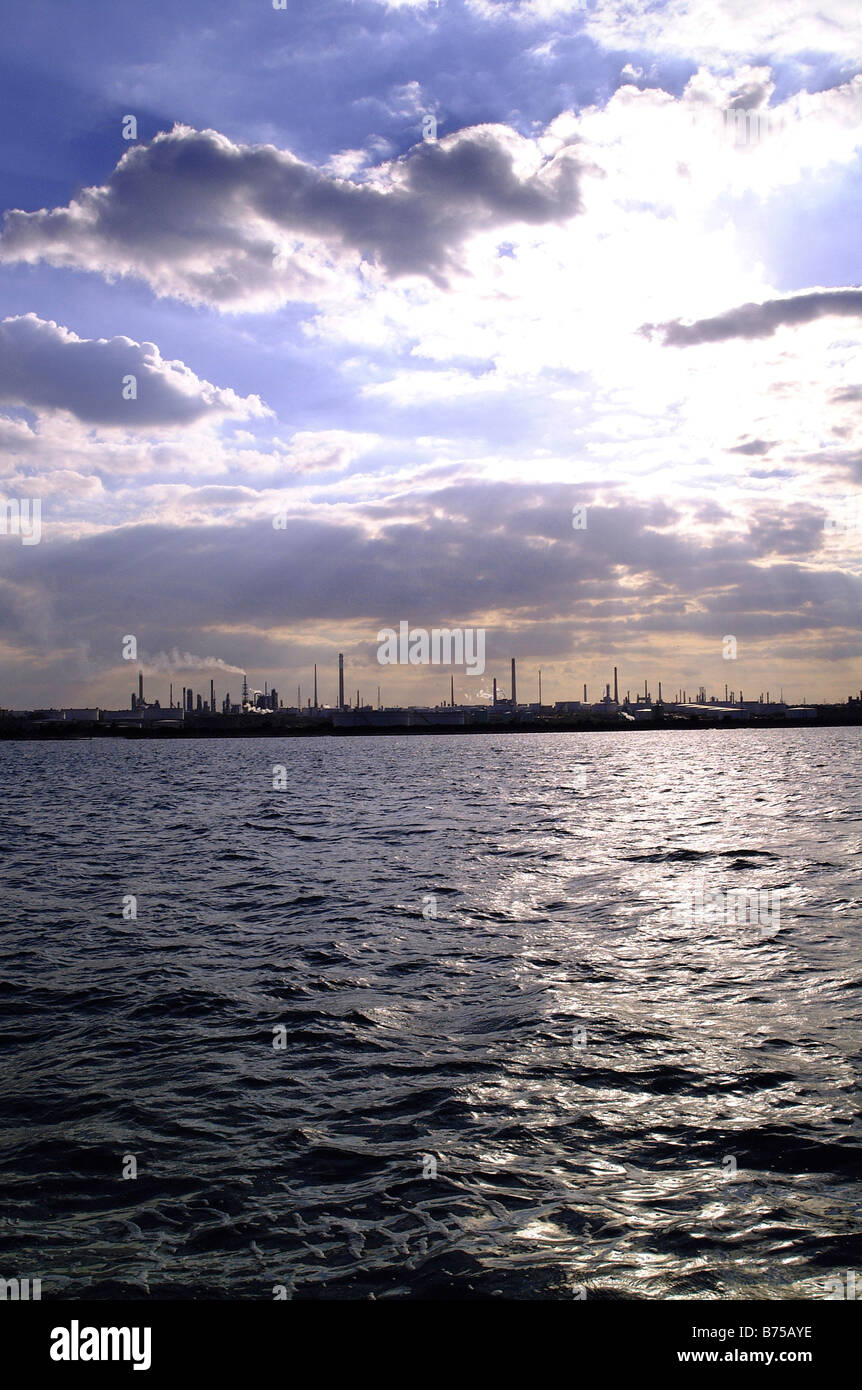 Fawley raffineria di petrolio su acqua di Southampton, Hampshire, Inghilterra Foto Stock