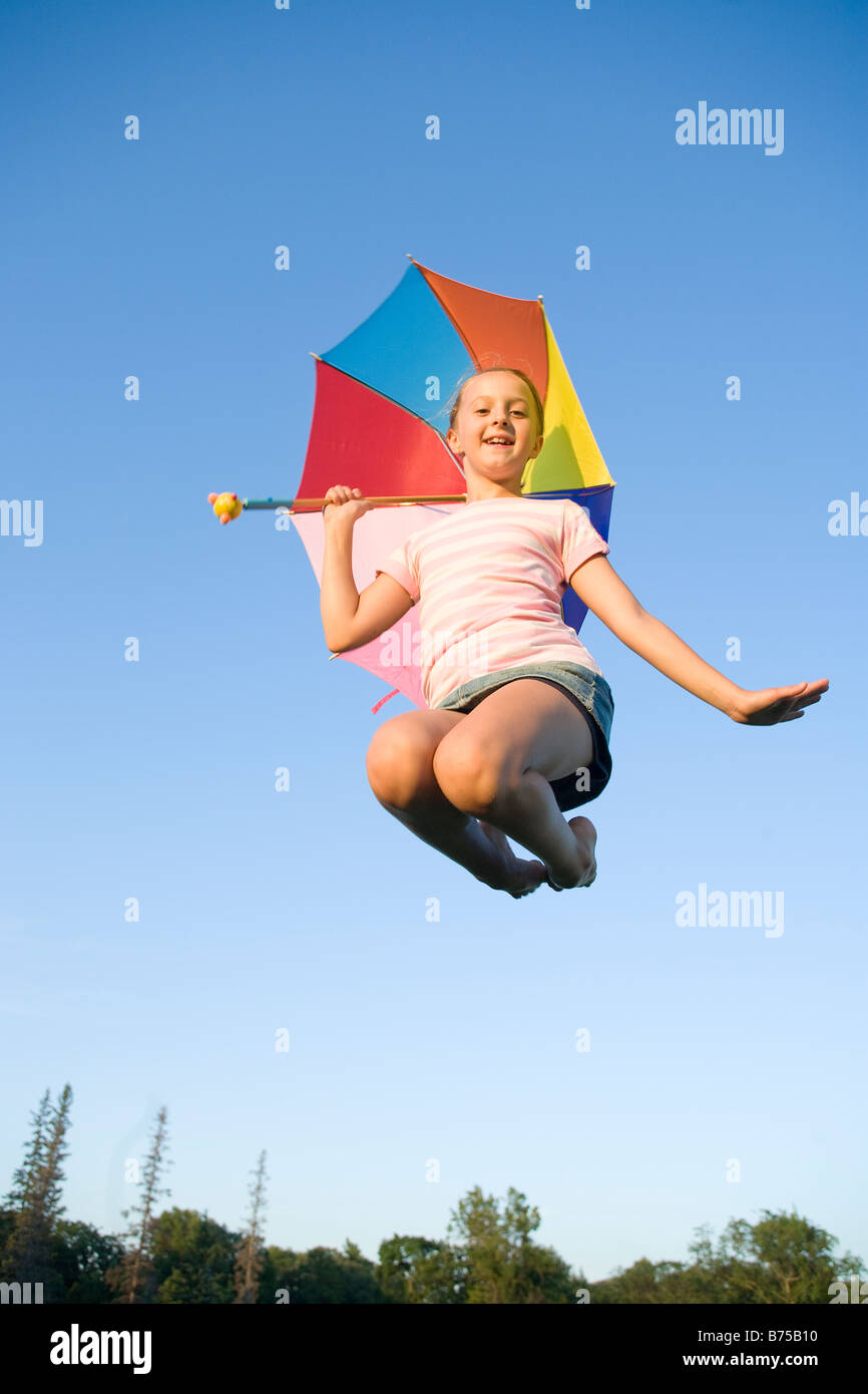 Undici anni fa il salto ragazza alta con ombrellone, Winnipeg, Manitoba, Canada Foto Stock