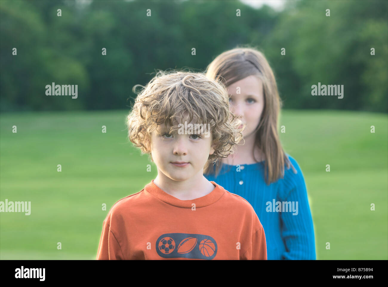 Sei anni e fratello di 8 anni sorella nel parco, Winnipeg, Canada Foto Stock
