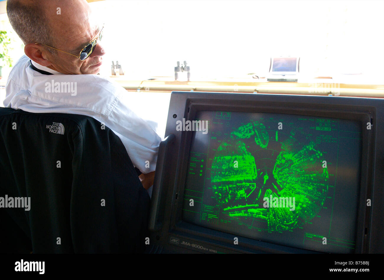 Marini pilota sul ponte della nave portarinfuse e controllare la schermata rader Foto Stock
