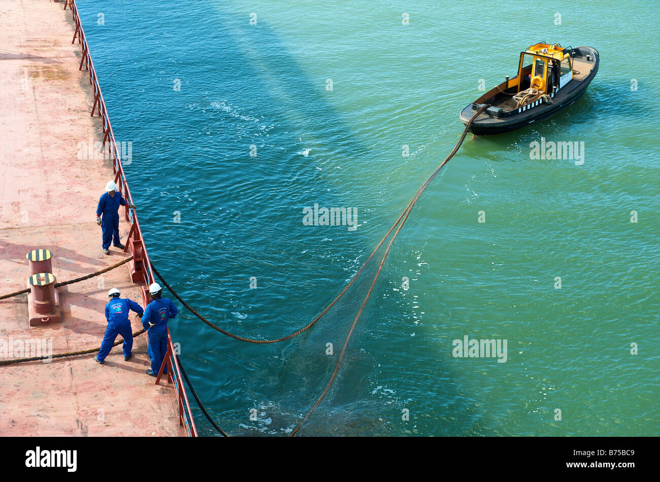 I membri dell'equipaggio di gettare le linee per i regatanti Foto Stock