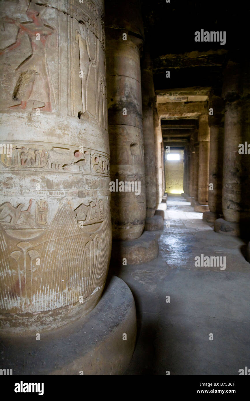 Le colonne in Hypostyle Hall presso il tempio di Seti I a Abydos, Valle del Nilo in Egitto Foto Stock