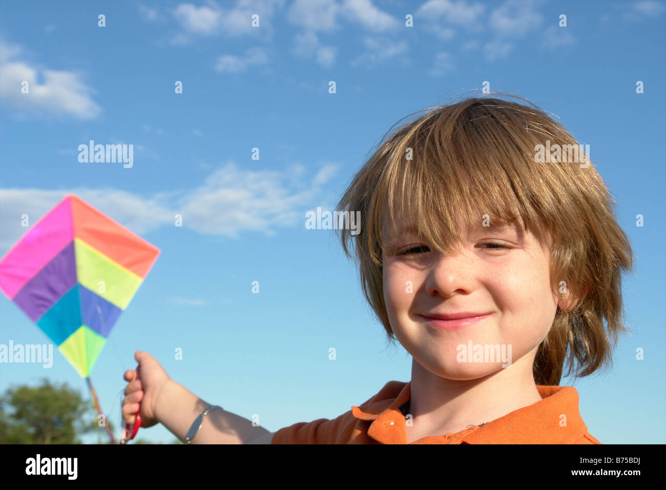 6 anno vecchio ragazzo con kite, Winnipeg, Canada Foto Stock
