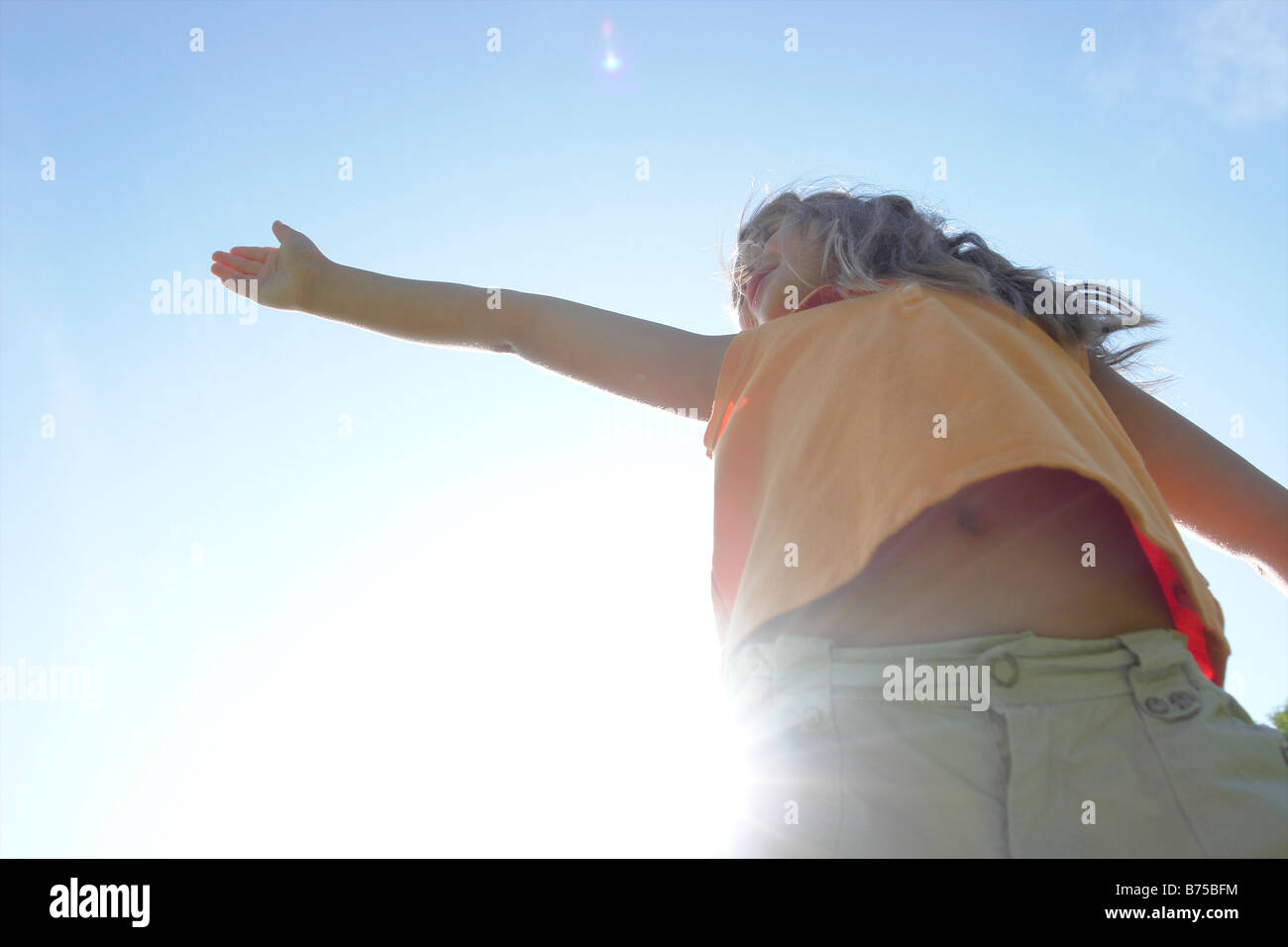 La Sunflare, sei anno vecchia ragazza con le braccia aperte, Winnipeg, Canada Foto Stock