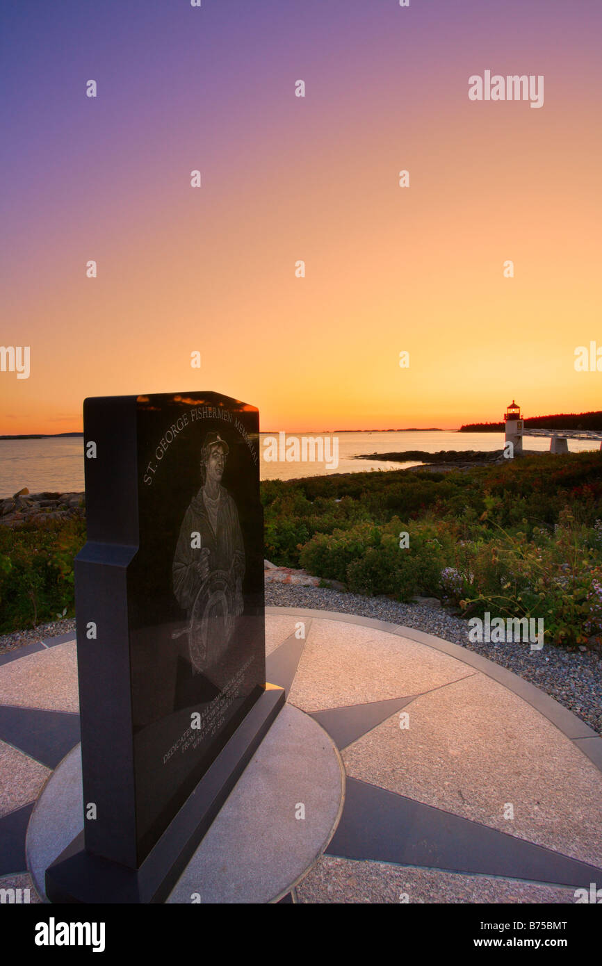 Pescatore Memorial al tramonto, Marshall punto luce, Port Clyde, Maine, Stati Uniti d'America Foto Stock