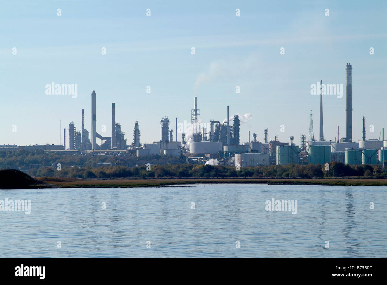 Fawley raffineria di petrolio su acqua di Southampton, Hampshire, Inghilterra Foto Stock