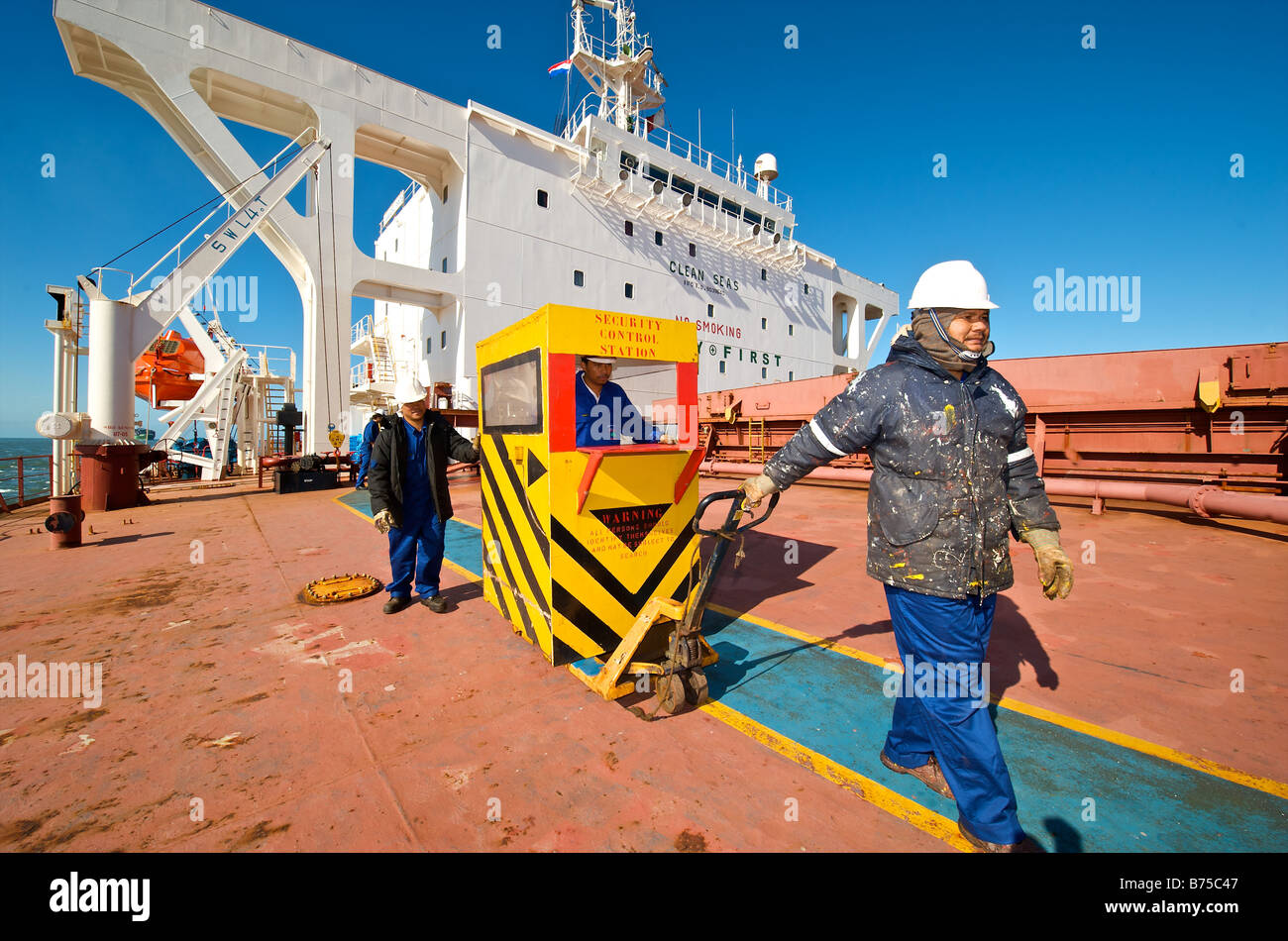 Equipaggio della nave portarinfuse e preparazione di arrivo al porto di Rotterdam Foto Stock