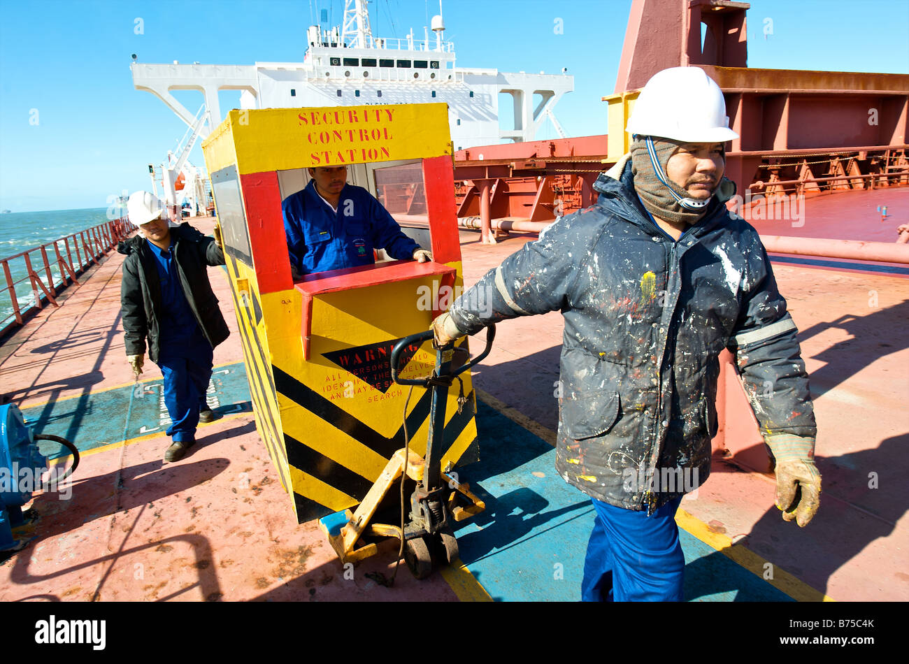 Equipaggio della nave portarinfuse e preparazione di arrivo al porto di Rotterdam Foto Stock