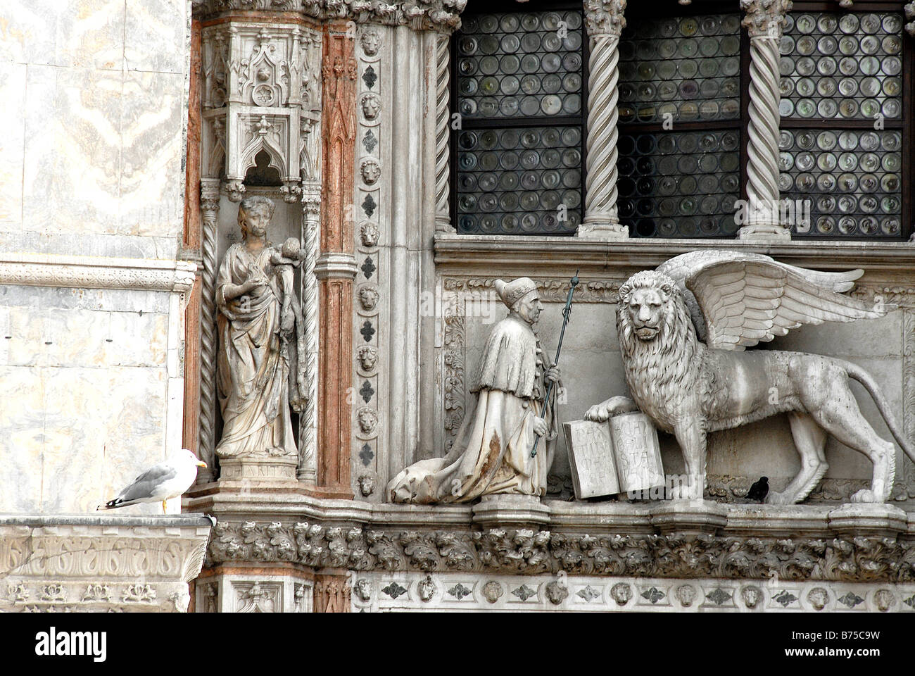 Doge Foscari e leone alato, il Palazzo dei Dogi,Venezia, Italia Foto Stock