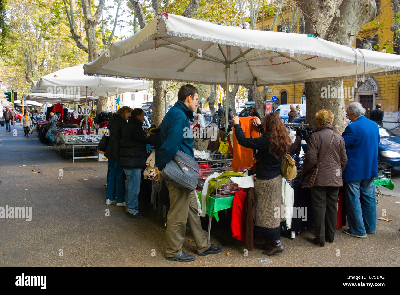 Bancarelle che vendono vestiti a buon mercato lungo Viale di Trastevere, nel quartiere di Trastevere Roma Italia Europa Foto Stock