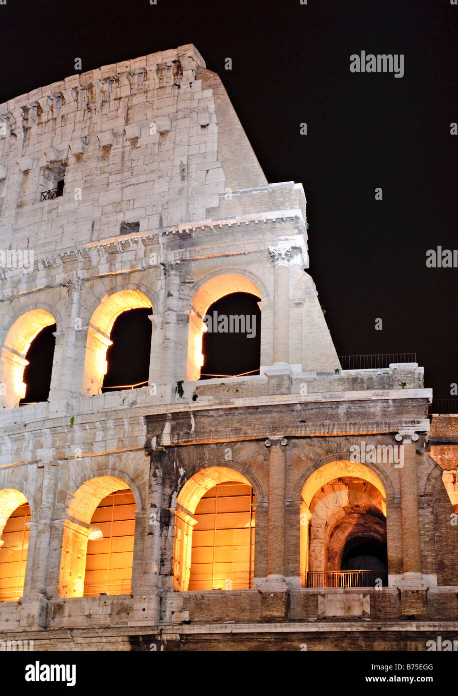 Colosseo illuminato di notte Roma Italia // ROMA, Italia - il Colosseo, illuminato contro il cielo notturno, si erge come un simbolo mozzafiato della grandezza dell'antica Roma. Questo iconico anfiteatro, completato nel 80 d.C., un tempo ospitava concorsi di gladiatori e spettacoli pubblici. L'illuminazione notturna accentua i dettagli architettonici, creando una vista ipnotizzante di uno dei monumenti storici più famosi al mondo. Foto Stock