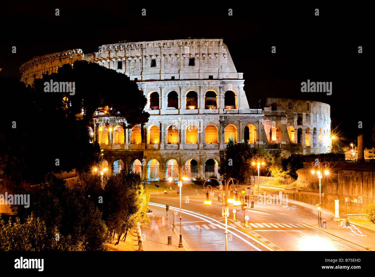 Colosseo illuminato di notte Roma Italia // ROMA, Italia - il Colosseo, illuminato contro il cielo notturno, si erge come un simbolo mozzafiato della grandezza dell'antica Roma. Questo iconico anfiteatro, completato nel 80 d.C., un tempo ospitava concorsi di gladiatori e spettacoli pubblici. L'illuminazione notturna accentua i dettagli architettonici, creando una vista ipnotizzante di uno dei monumenti storici più famosi al mondo. Foto Stock