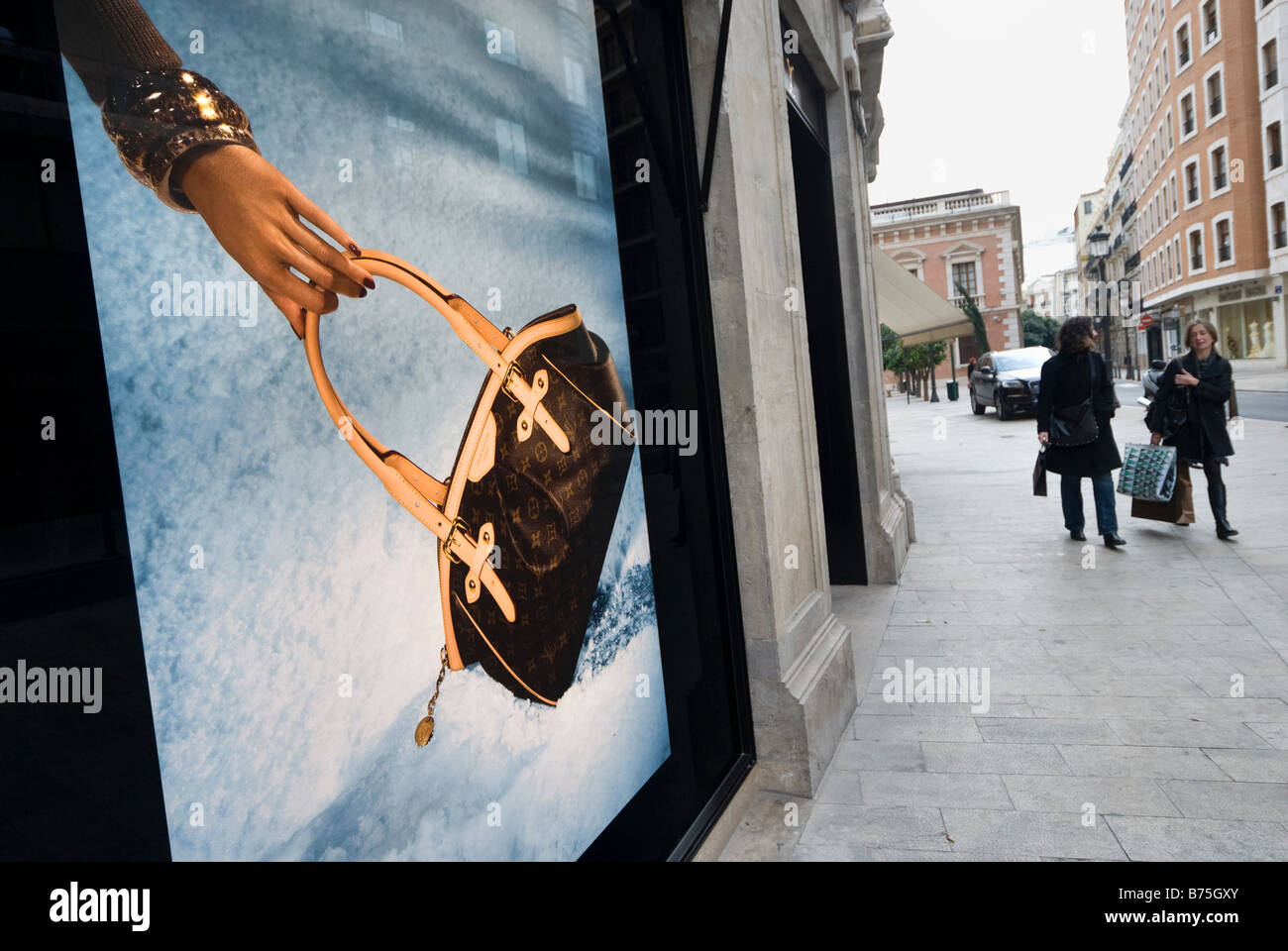 Louie Vuitton lusso designer di moda shop nel centro storico della città di Valencia Spagna Foto Stock